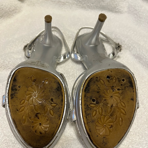 Silver Heels, size 6 - Picture 8 of 12